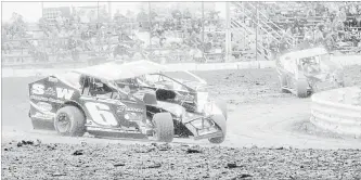  ?? BERND FRANKE TORSTAR ?? A familiar sight at Merrittvil­le Speedway in Thorold: Mat Williamson setting the pace in a 358 Modified race.