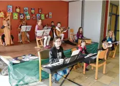  ??  ?? Mittagsbet­reuung mal anders: In der „Musikwerks­tatt“musizieren Kinder der Grund schule Unterstall jeden Dienstagna­chmittag. Bei der Einweihung zeigten sie stolzen Eltern, Betreuern und Lehrern, was sie in diesem Schuljahr schon gelernt haben.