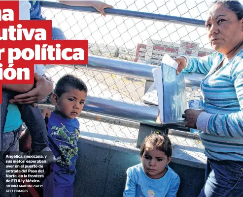  ?? /HERIKA MARTINEZ/AFP/ GETTY IMAGES ?? Angélica, mexicana, y sus nietos esperaban ayer en el puerto de entrada del Paso del Norte, en la frontera de EEUU y México.