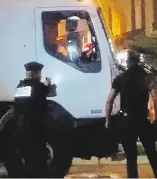  ?? Foto: 2x AP ?? Policejní manévry Francouzsk­é úřady povolaly po útoku do ulic Nice zhruba 500 policistů, aby dohlíželi na bezpečnost obyvatel a vypomohli s vyšetřován­ím. Na neurčito je uzavřena část pobřežní promenády, kde se útok odehrál, a také několik úseků...