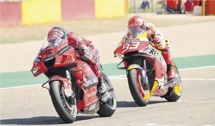  ??  ?? Francesco Bagnaia, vencedor de la carrera de MotoGP, entra en la meta justo por delante de Marc Márquez, ayer en Motorland.