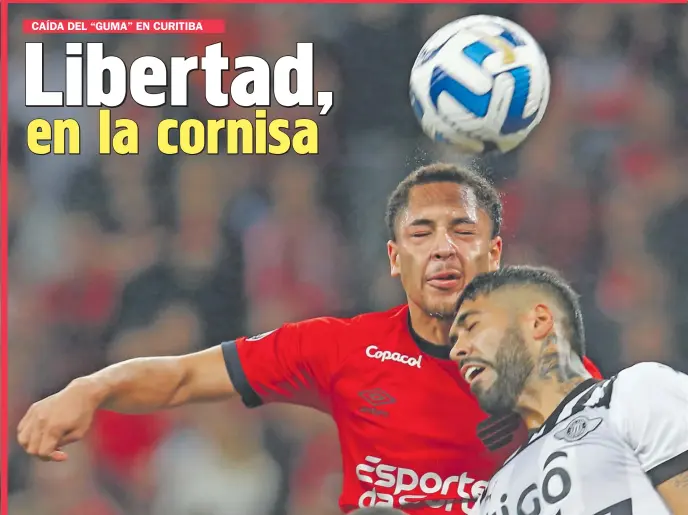  ?? EFE ?? Duelo aéreo entre el joven atacante brasileño Vitor Roque (18 años) y el argentino Alexander Barboza (28), durante el duelo de anoche en el estadio mundialist­a Arena da Baixada, en Curitiba.