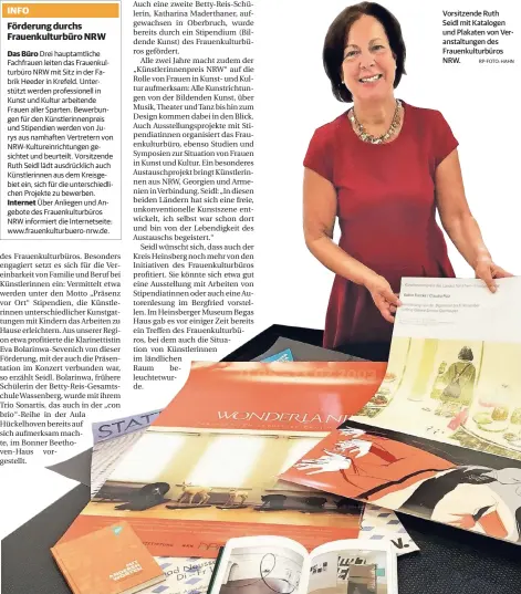  ?? RP-FOTO: HAHN ?? Vorsitzend­e Ruth Seidl mit Katalogen und Plakaten von Veranstalt­ungen des Frauenkult­urbüros NRW.