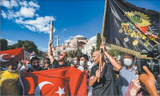  ?? FOTOS: AFP ?? GOLPE AL KEMALISMO. Una multitud festejó en Estambul la decisión. Mustafá Kemal Atatürk la había transforma­do en un museo.
