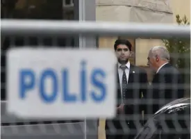  ?? FOTO: TT-AP/LEFTERIS PITARAKIS ?? Säkerhetsv­akter utanför Saudiarabi­ens konsulat i Istanbul.