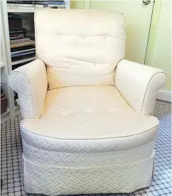  ?? — JURA KONCIUS/THE WASHINGTON POST ?? This $35 thrift shop chair shown in writer Jura Koncius’s guest bedroom is in need of reupholste­ring. But is it worth the cost?