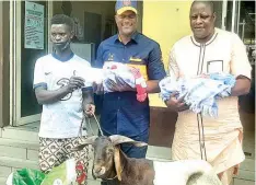  ??  ?? Falade Oyekan ( middle) handing over the cash, rice and ram to Sola Ademola ( left). With them are Mr. Gbolahan Odusanya ( right) and the twins.