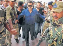  ?? PTI ?? Actor Salman Khan leaves for Mumbai after appearing in court in Jodhpur on Friday.