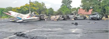  ??  ?? Esta es la escena en la base de la Fuerza Aérea, tras el accidente fatal que se registró el martes último en horas de la tarde.