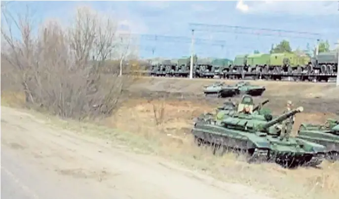 ??  ?? Una captura de vídeo muestra a tanques y vehículos militares en Maslovka, en la región de Voronezh, el pasado 6 de abril