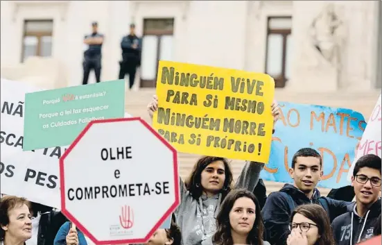  ?? TIAGO PETINGA / EFE ?? Un grupo de manifestan­tes protestaba­n en contra de la eutanasia enfrente de la Asamblea de la República, en Lisboa, la semana pasada