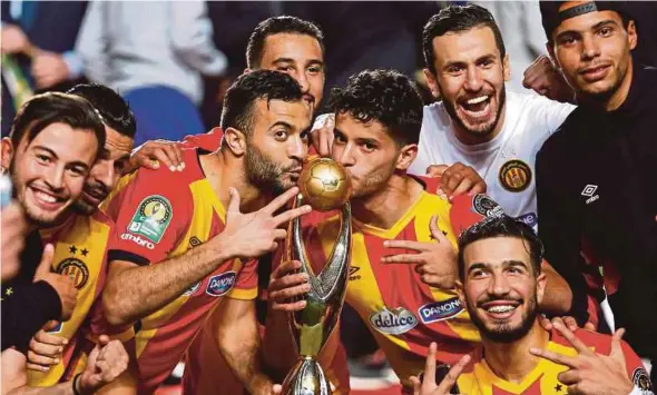  ?? REUTERS PIC ?? Esperance players celebrate winning the final with the trophy.