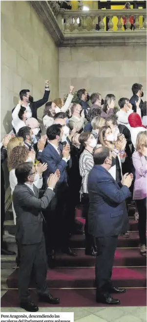  ??  ?? Pere Aragonès, descendien­do las escaleras del Parlament entre aplausos.