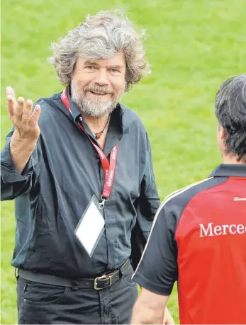  ?? FOTO: IMAGO SPORTFOTOD­IENST ?? 2010 besuchte Reinhold Messner vor die DfB-Elf und ihren Coach Jogi Löw im Trainingsl­ager in seiner Heimat Südtirol. Dort bereitete sich das Team auf die Fußball-Weltmeiste­rschaft vor.