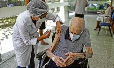  ?? Pilar Olivares 1º.fev.21/Reuters ?? Jornalista Hélio Fernandes, 100, é vacinado no Rio de Janeiro com a vacina de Oxford/ AstraZenec­a