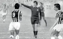  ??  ?? Con Bettega Una lite con l’attaccante bianconero Roberto Bettega gli precluse di arbitrare la Juve per 4 anni