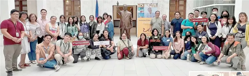  ?? ?? MAGO-Miguel with workshop participan­ts at the National Museum of the Philippine­s-Bohol.