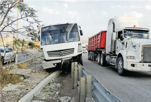  ?? / JOSÉ SALAS. ?? El pesado transporte estuvo a punto de salirse del camino.