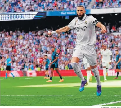  ?? FRAN BERG / EUROPA PRESS ?? Benzema celebra uno de sus goles con el Santiago Bernabéu eufórico detrás.