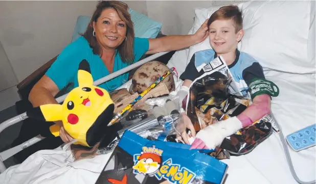  ?? Picture: STEWART McLEAN ?? FUN DELIVERY: Carmen Ferreira from the Cairns Show Associatio­n with Flynn Brown, 10, of Earlville, and the showbags he received.