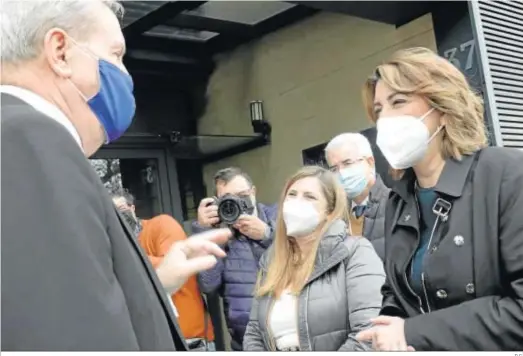  ?? D.C. ?? La secretaria provincial del PSOE, Irene García, junto a Susana Díaz y Jiménez Barrios antes de una reunión con Horeca celebrada en Cádiz en diciembre.