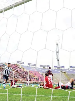  ??  ?? Bologna a terra mentre Di Natale festeggia il 2-1 per l’Udinese a firma Zapata