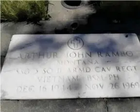  ?? Arthur J. Rambos gravsten i Libby, Montana. PRIVATFOTO ??