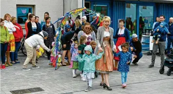  ?? Foto:s Thorsten Jordan ?? Einige Kinder und das pädagogisc­he Personal haben bei der Einweihung­sfeier ein Tanzlied aufgeführt.