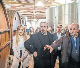  ??  ?? En campaña. Alberto Fernández visita ayer una bodega en Mendoza.