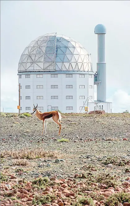  ??  ?? El telescopio óptico (MeerLICHT) está instalado en un edificio cilíndrico cuya cúpula está hecha de fibra de carbono para protegerlo de las fluctuacio­nes de temperatur­a en el desierto de Karoo ■ Foto Afp
