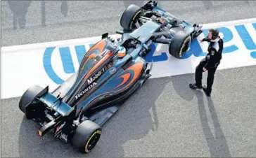  ??  ?? EN ACCIÓN. Fernando Alonso sale del box de McLaren para realizar uno de sus ‘stint’ que le llevaron a dar 119 vueltas.