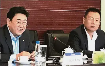  ??  ?? Amicable solution:Sun (left) and CCCC (Internatio­nal) president Chen Zhong at the press briefing. Sun says the company is accountabl­e to its shareholde­rs.