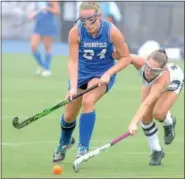  ?? For Montgomery Media / GENE WALSH ?? Wissahicko­n’s Jackie Hibbs reaches to poke the ball away from Springfiel­d’s Colleen Morris during Tuesday’s Suburban One American Conference showdown.