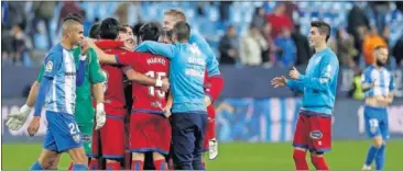  ??  ?? SONRISAS Y LÁGRIMAS. Los jugadores del Numancia festejan su clasificac­ión.