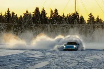  ?? Foto: Porsche ?? Eistanz: Auch mit „nur“435 PS wirbelt der Porsche Taycan mächtig Staub auf.