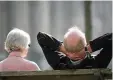  ?? F.: DPA ?? Ein Rentnerpaa­r sitzt auf einer Bank. Ihre Einkünfte werden steigen.