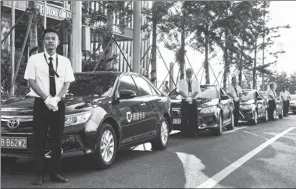  ?? CHEN YIHANG / FOR CHINA DAILY ?? Drivers of cars provided by Didi wait outside a hotel in Dalian, Liaoning province. The ride-hailing firm is set to further expand overseas with the backing of major investors.