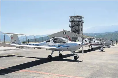  ?? MERCÈ GILI / ARCHIVO ?? Instalacio­nes del aeropuerto de La Seu con varias aeronaves estacionad­as