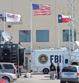  ?? SCOTT OLSON/GETTY IMAGES ?? Federal agents, SWAT teams and bomb squads descended on a FedEx facility near San Antonio on Tuesday after a package mailed from Austin exploded, the fourth bombing in central Texas this month.