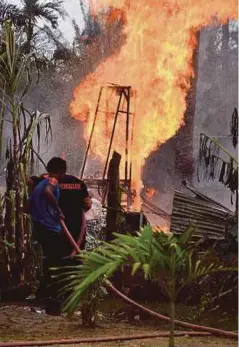  ?? Wasisto ?? KEADAAN telaga minyak yang terbakar di Peureulak, Aceh, semalam. - EPA Penduduk kampung mengerumun­i telaga berkenaan bagi mengambil minyak dan laporan awal menyatakan ada yang merokok berhampira­n telaga”