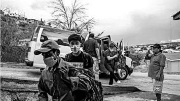  ?? ADRIANA ZEHBRAUSKA­S/THE NEW YORK TIMES ?? A group of newly arrived returnees heads for the San Juan Bosco migrant shelter July 31 in Nogales, Mexico.