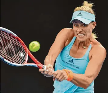  ?? Foto: Peter Parks, afp ?? Vor einem Jahr gewann Angelique Kerber die Australian Open und startete ihren Siegeszug bis an die Spitze der Weltrangli­ste. Als Nummer eins ist sie jetzt die Gejagte und zog erst nach hartem Kampf in die zweite Runde ein.