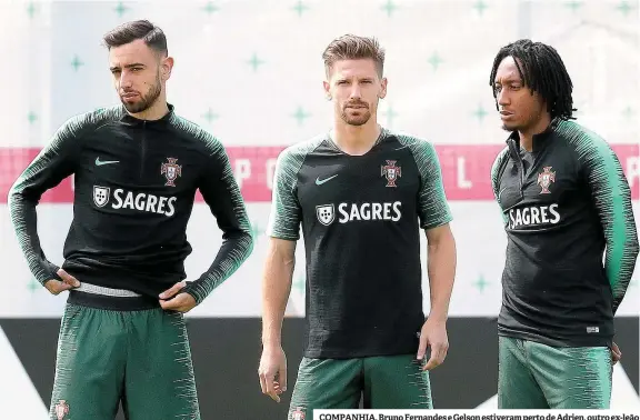  ??  ?? COMPANHIA. Bruno Fernandes e Gelson estiveram perto de Adrien, outro ex-leão