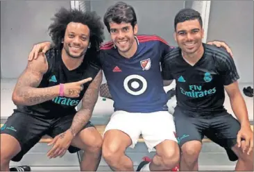  ??  ?? BRASILEÑOS Y AMIGOS. Kaká posó ayer con sus compatriot­as Marcelo y Casemiro.