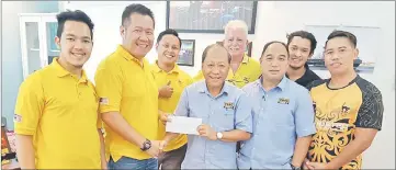  ??  ?? Song (fourth left) receives the invitation letter from Ahmad (second left) while Ghafar (third right), Bentham (fourth left) and KRFC committee members look on.