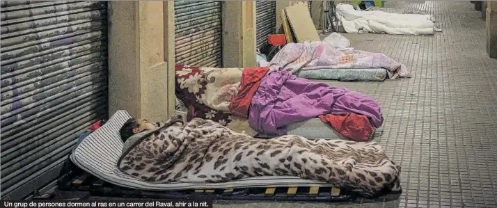  ?? MANU MITRU ?? Un grup de persones dormen al ras en un carrer del Raval, ahir a la nit.