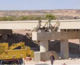  ??  ?? Caracterís­ticas. El puente contará con arroyo vial, banquetas, luminarias y proteccion­es.