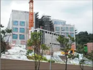 ??  ?? AIT台北辦事處新館­造價2.16億美元，堪稱全球最貴的美國使­館。（記者洪哲政╱攝影）