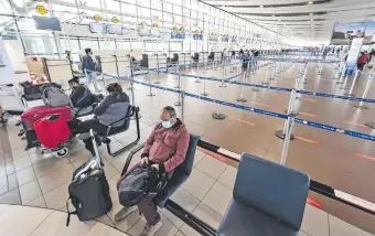  ??  ?? El aeropuerto de Santiago, casi vacío. Chile cerró sus fronteras hasta finales de este mes. (AFP)