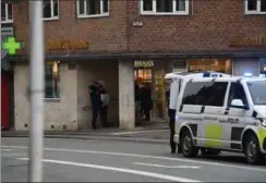  ?? FOTO: RENÉ SCHÜTZE ?? Betjente er blandt andet til stede ved Budolfi Apotek.